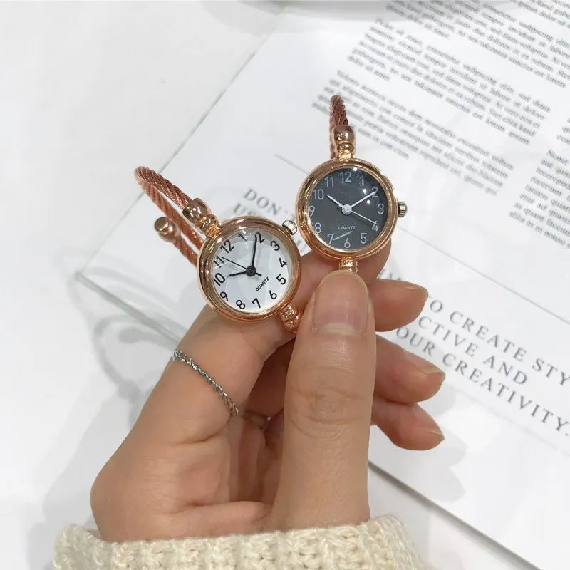 Reloj para Mujer con Pulsera Dorada - Acero Inoxidable, Esfera Pequeña, Diseño Retro, Movimiento de Cuarzo, Estilo Casual y de Moda