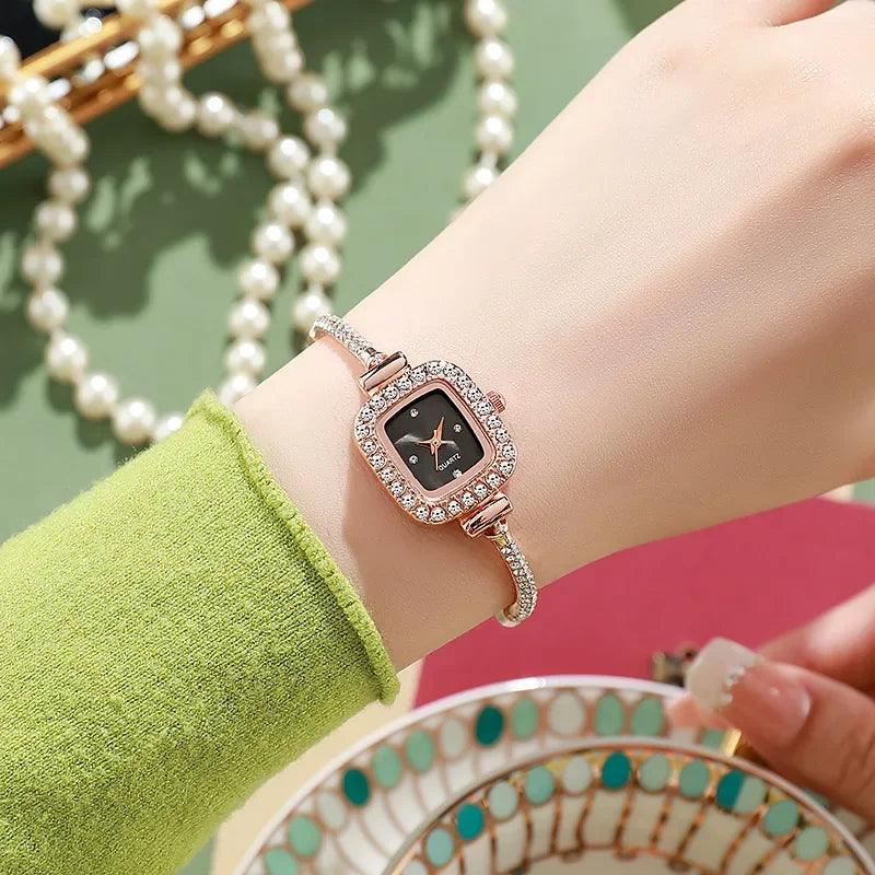 Reloj de Lujo para Mujer - Pulsera Fina Dorada, Diseño Moderno, Movimiento de Cuarzo, Estilo Brazalete