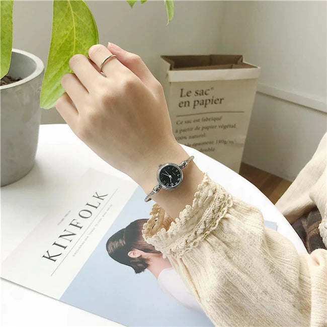 Reloj para Mujer con Pulsera Dorada - Acero Inoxidable, Esfera Pequeña, Diseño Retro, Movimiento de Cuarzo, Estilo Casual y de Moda