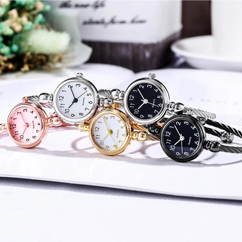 Reloj Retro para Mujer - Esfera Pequeña con Detalles de Diamantes de Colores, Diseño Compacto y Elegante, Regalo Perfecto