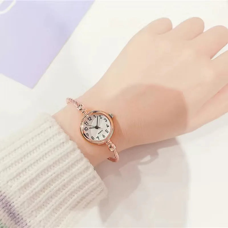 Reloj Retro para Mujer - Esfera Pequeña con Detalles de Diamantes de Colores, Diseño Compacto y Elegante, Regalo Perfecto