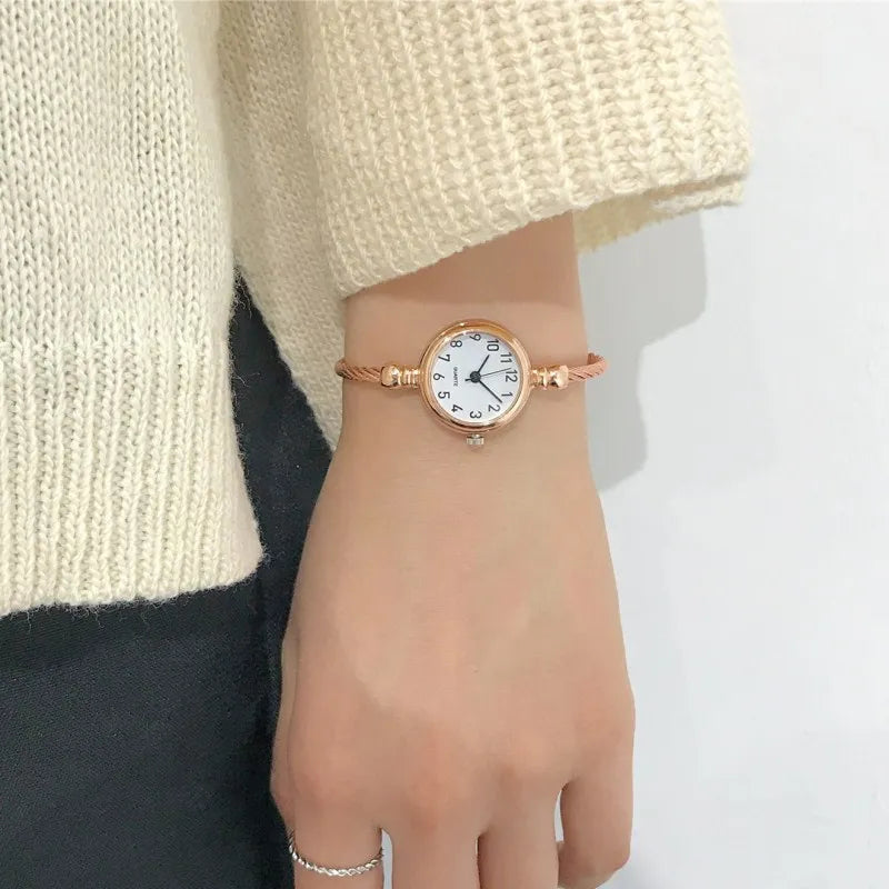 Reloj para Mujer con Pulsera Dorada - Acero Inoxidable, Esfera Pequeña, Diseño Retro, Movimiento de Cuarzo, Estilo Casual y de Moda